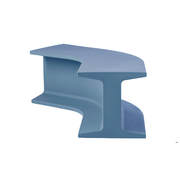 Sebastian Bergnen suunnittelema sulavalinjainen IRON design penkki Powder Blue värillä.