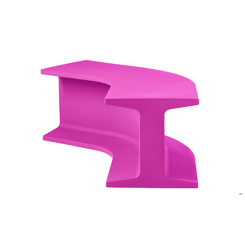 Sebastian Bergnen suunnittelema sulavalinjainen IRON design penkki Sweet Fuchsia värillä.