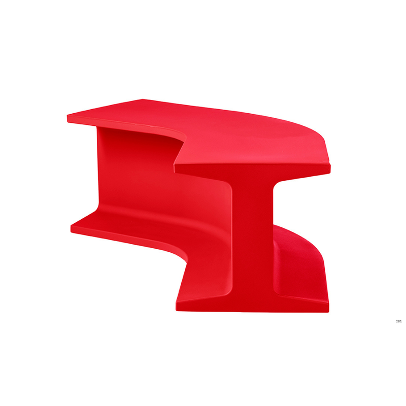 Sebastian Bergnen suunnittelema sulavalinjainen Punainen IRON design penkki Flame Red värillä.