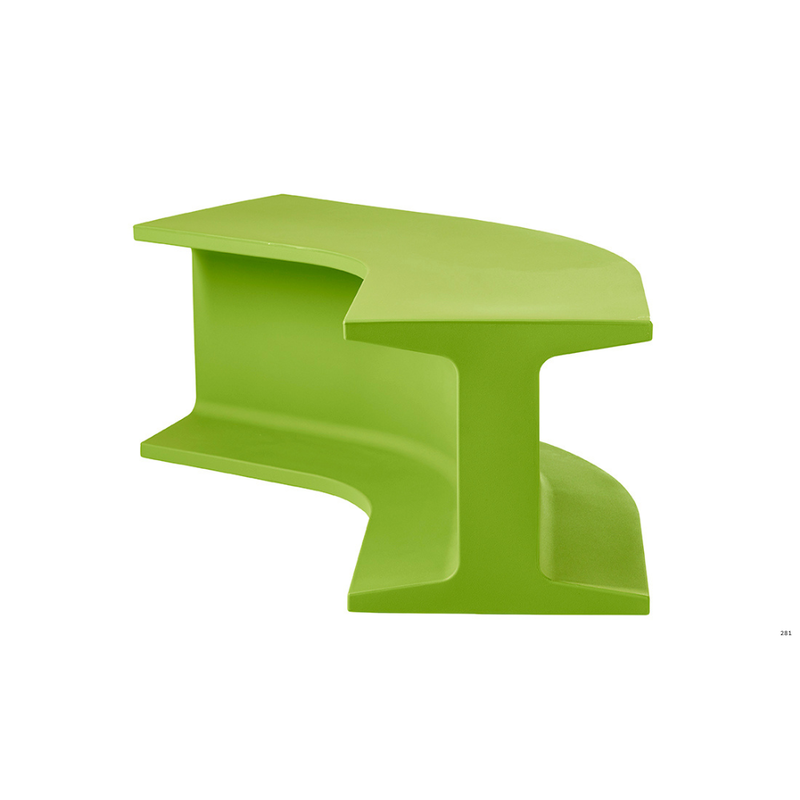 Sebastian Bergnen suunnittelema sulavalinjainen Vihreä IRON design penkki Lime Green värillä.