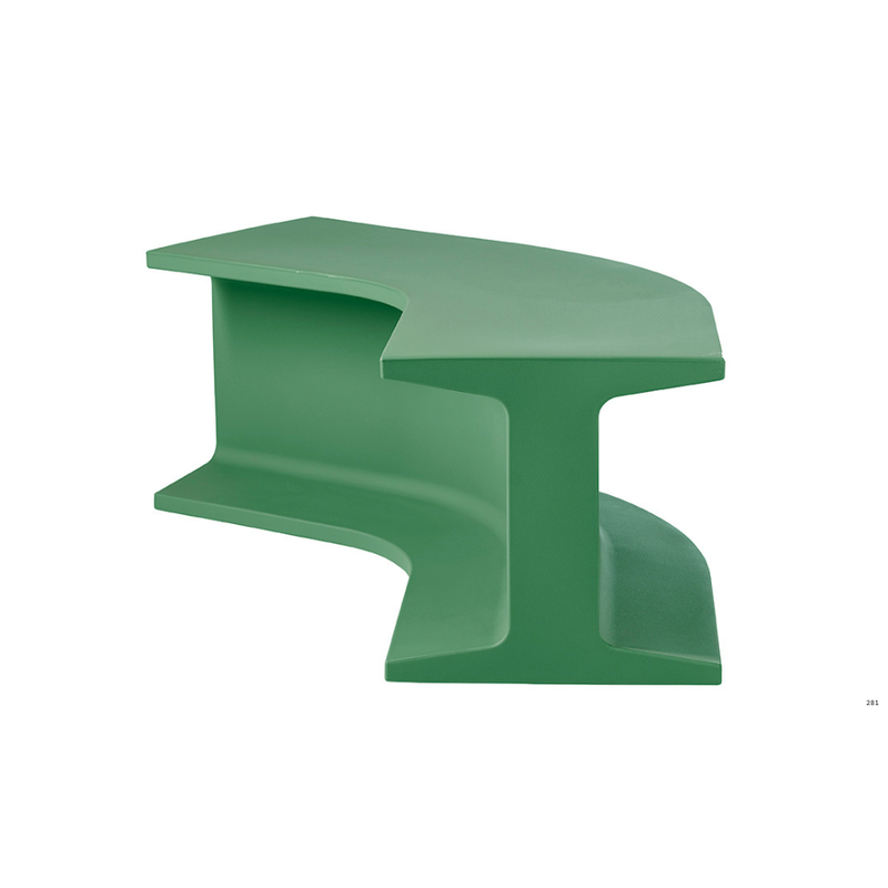 Sebastian Bergnen suunnittelema sulavalinjainen Vihreä IRON design penkki Malva Green värillä.