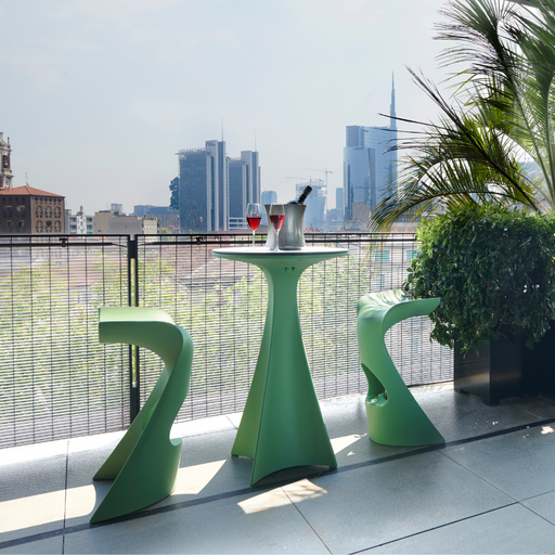 Karim Rashidin suunnittelema futuristinen ja sulavalinjainen korkea JET pöytä.