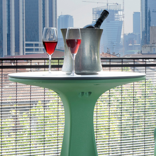 Korkeapainelaminaatista valmistettu suojakansi JET Korkeaan pöytään.