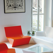 Marc Sadlerin suunnittelema kaunis ja sulavalinjainen KAMI ICHI Nojatuoli.