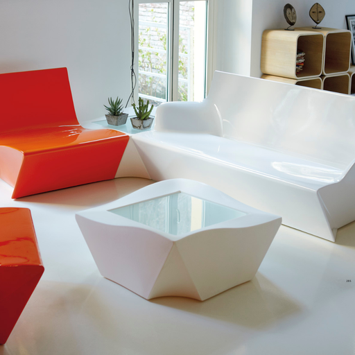 Marc Sadlerin suunnittelema kaunis ja sulavalinjainen KAMI NI Sohvapöytä.