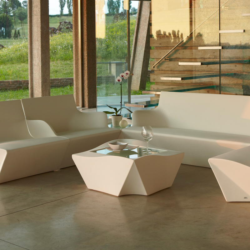 Marc Sadlerin suunnittelema kaunis ja sulavalinjainen KAMI NI Sohvapöytä.