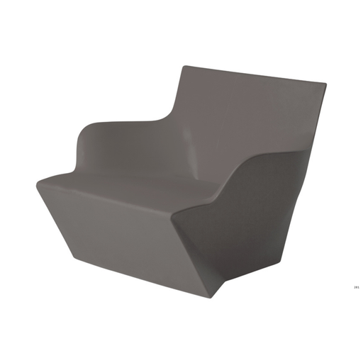 Marc Sadlerin suunnittelema kaunis ja sulavalinjainen KAMI SAN Harmaa Nojatuoli Argil Grey värillä.