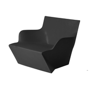 Marc Sadlerin suunnittelema kaunis ja sulavalinjainen KAMI SAN Musta Nojatuoli Jet Black värillä.