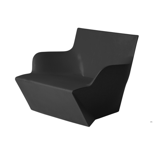 Marc Sadlerin suunnittelema kaunis ja sulavalinjainen KAMI SAN Musta Nojatuoli Jet Black värillä.