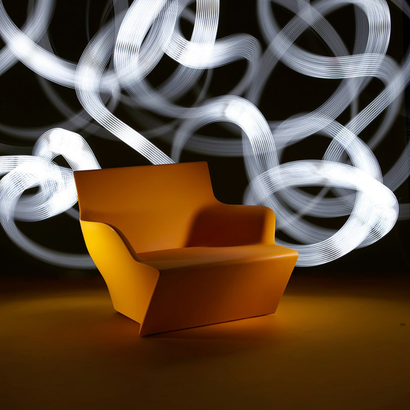 Marc Sadlerin suunnittelema kaunis ja sulavalinjainen KAMI SAN Nojatuoli.