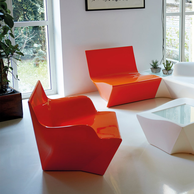 Marc Sadlerin suunnittelema kaunis ja sulavalinjainen KAMI SAN Nojatuoli.