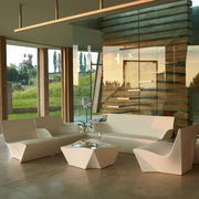 Marc Sadlerin suunnittelema kaunis ja sulavalinjainen KAMI SAN Nojatuoli.