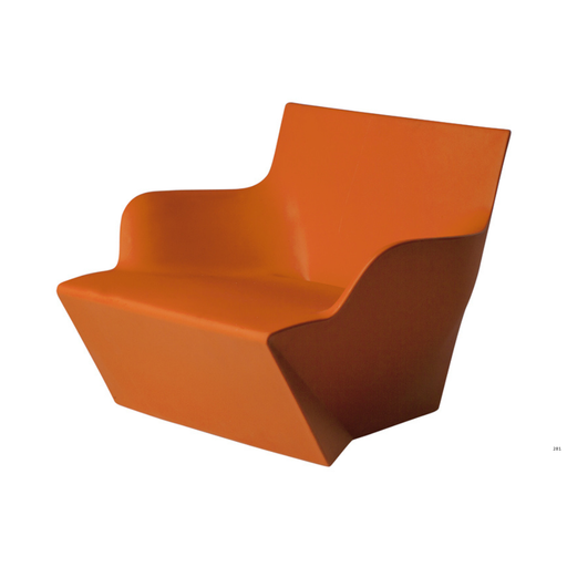 Marc Sadlerin suunnittelema kaunis ja sulavalinjainen KAMI SAN Oranssi Nojatuoli Pumpkin Orange värillä.