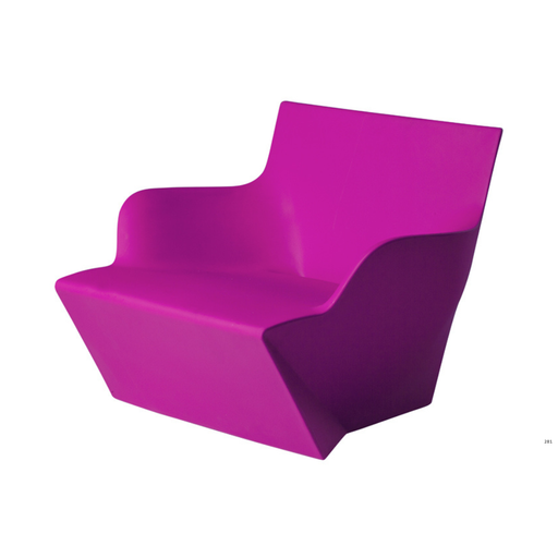Marc Sadlerin suunnittelema kaunis ja sulavalinjainen KAMI SAN Pinkki Nojatuoli Sweet Fuchsia värillä.
