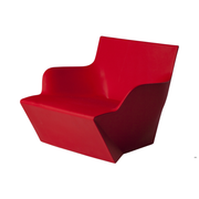 Marc Sadlerin suunnittelema kaunis ja sulavalinjainen KAMI SAN Punainen Nojatuoli Flame Red värillä.