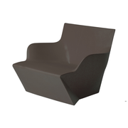 Marc Sadlerin suunnittelema kaunis ja sulavalinjainen KAMI SAN Ruskea Nojatuoli Chocolate Brown värillä.