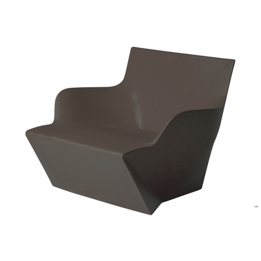 Marc Sadlerin suunnittelema kaunis ja sulavalinjainen KAMI SAN Ruskea Nojatuoli Chocolate Brown värillä.