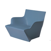 Marc Sadlerin suunnittelema kaunis ja sulavalinjainen KAMI SAN Sininen Nojatuoli Powder Blue värillä.