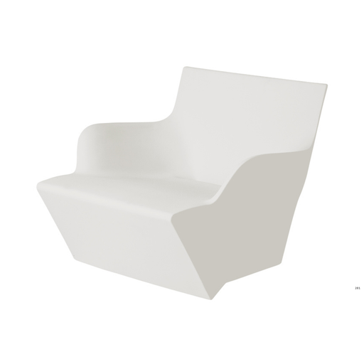 Marc Sadlerin suunnittelema kaunis ja sulavalinjainen KAMI SAN Valkoinen Nojatuoli Milky White värillä.