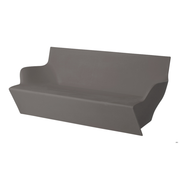 Marc Sadlerin suunnittelema kaunis ja sulavalinjainen KAMI YON Harmaa Sohva Argil Grey värillä.