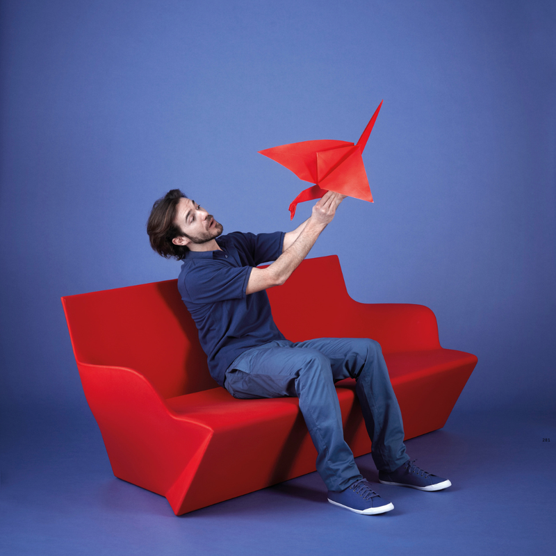 Marc Sadlerin suunnittelema kaunis ja sulavalinjainen KAMI YON Sohva.