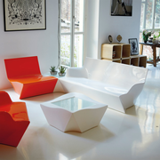 Marc Sadlerin suunnittelema kaunis ja sulavalinjainen KAMI YON Sohva.