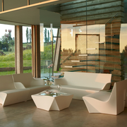 Marc Sadlerin suunnittelema kaunis ja sulavalinjainen KAMI YON Sohva.