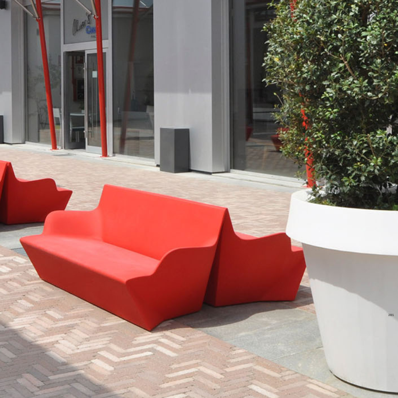 Marc Sadlerin suunnittelema kaunis ja sulavalinjainen KAMI YON Sohva.