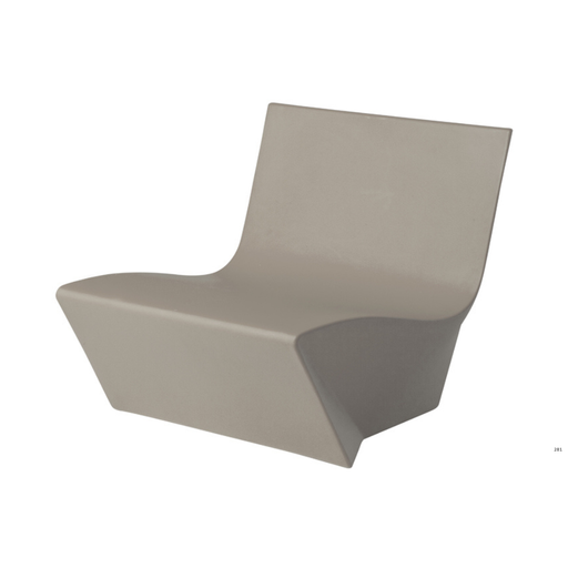 Marc Sadlerin suunnittelema kaunis ja sulavalinjainen KAMI ICHI Harmaa Nojatuoli Dove Grey värillä.