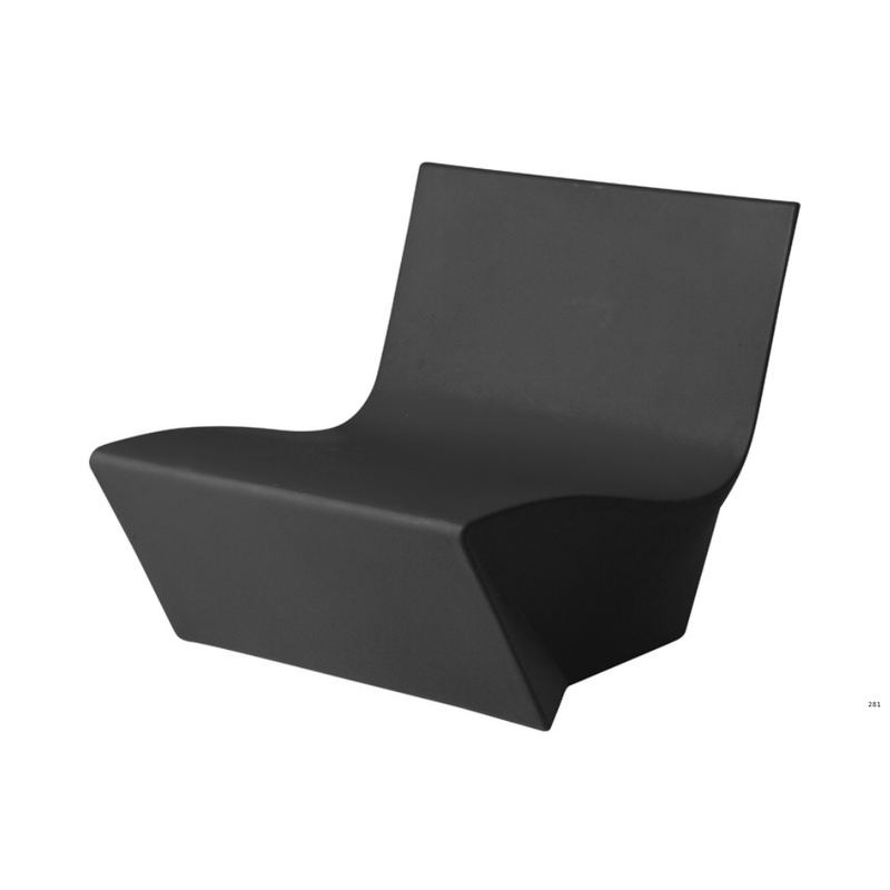 Marc Sadlerin suunnittelema kaunis ja sulavalinjainen KAMI ICHI Musta Nojatuoli Jet Black värillä.
