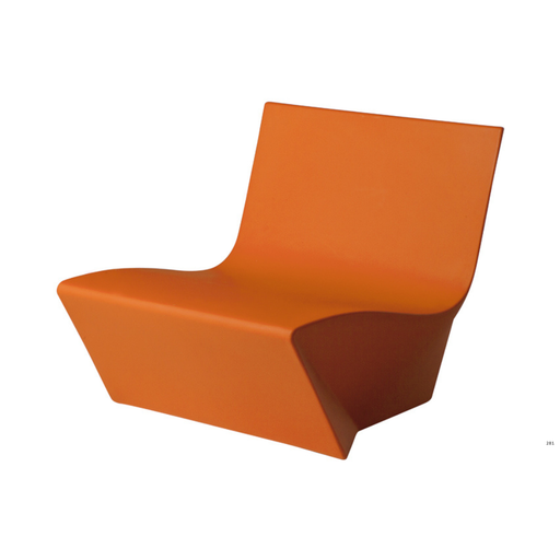 Marc Sadlerin suunnittelema kaunis ja sulavalinjainen KAMI ICHI Oranssi Nojatuoli Pumpkin Orange värillä.