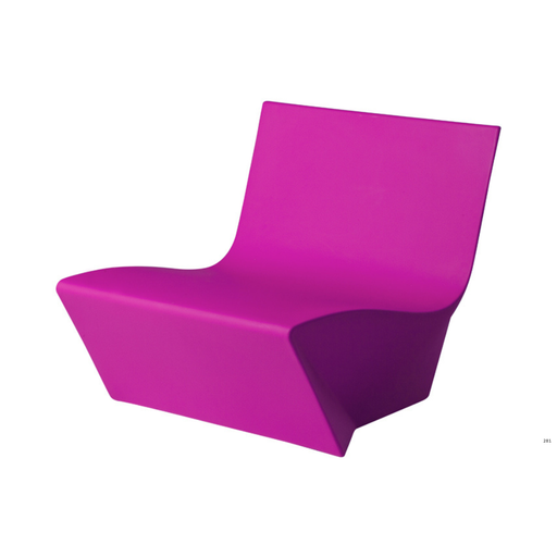 Marc Sadlerin suunnittelema kaunis ja sulavalinjainen KAMI ICHI Pinkki Nojatuoli Sweet Fuchsia värillä.