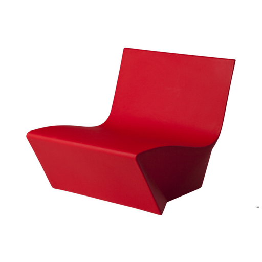 Marc Sadlerin suunnittelema kaunis ja sulavalinjainen KAMI ICHI Punainen Nojatuoli Flame Red värillä.