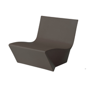 Marc Sadlerin suunnittelema kaunis ja sulavalinjainen KAMI ICHI Ruskea Nojatuoli Chocolate Brown värillä.