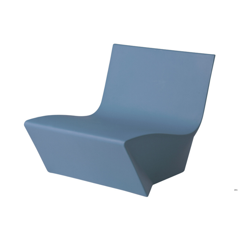 Marc Sadlerin suunnittelema kaunis ja sulavalinjainen KAMI ICHI Sininen Nojatuoli Powder Blue värillä.