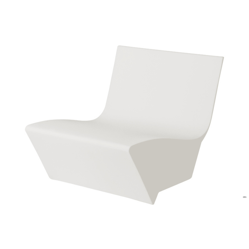 Marc Sadlerin suunnittelema kaunis ja sulavalinjainen KAMI ICHI Valkoinen Nojatuoli Milky White värillä.