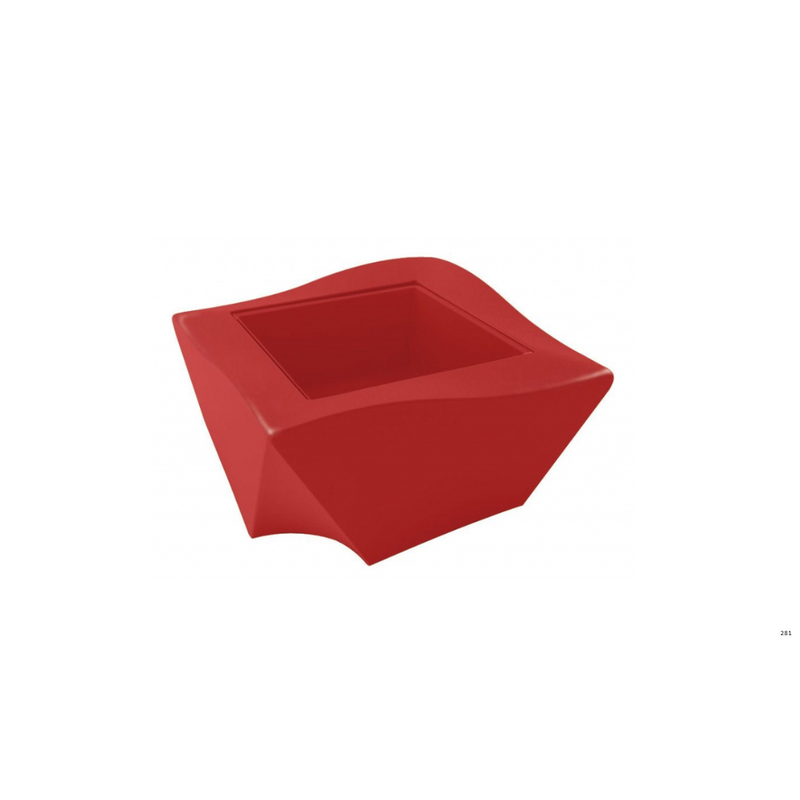 Marc Sadlerin suunnittelema kaunis ja sulavalinjainen KAMI NI Punainen Sohvapöytä Flame Red värillä.