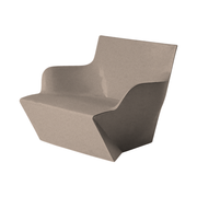Marc Sadlerin suunnittelema kaunis ja sulavalinjainen KAMI SAN Nojatuoli Ruskea Sahara Sand värillä.