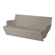 Marc Sadlerin suunnittelema kaunis ja sulavalinjainen KAMI YON Harmaa Sohva Dove Grey värillä.