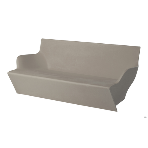 Marc Sadlerin suunnittelema kaunis ja sulavalinjainen KAMI YON Harmaa Sohva Dove Grey värillä.