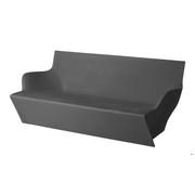 Marc Sadlerin suunnittelema kaunis ja sulavalinjainen KAMI YON Harmaa Sohva Elephant Grey värillä.