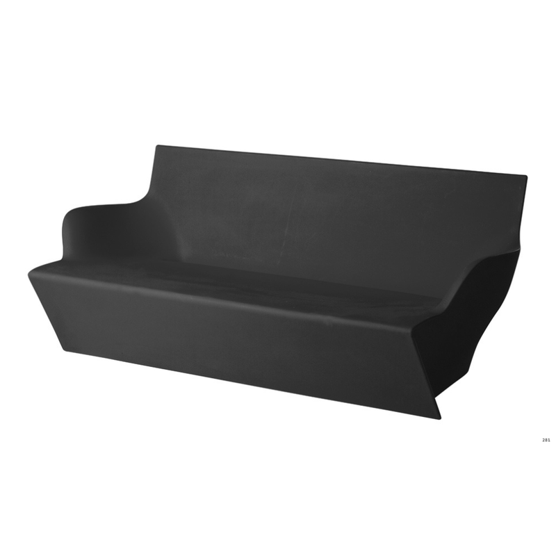 Marc Sadlerin suunnittelema kaunis ja sulavalinjainen KAMI YON Musta Sohva Jet Black värillä.