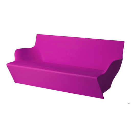 Marc Sadlerin suunnittelema kaunis ja sulavalinjainen KAMI YON Pinkki Sohva Sweet Fuchsia värillä.