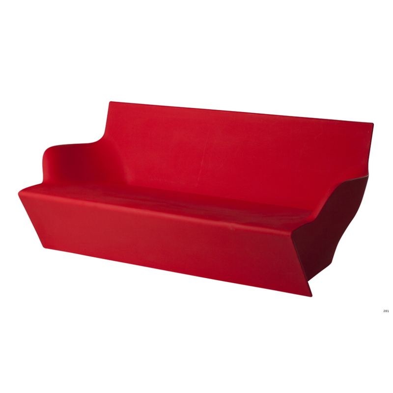 Marc Sadlerin suunnittelema kaunis ja sulavalinjainen KAMI YON Punainen Sohva Flame Red värillä.