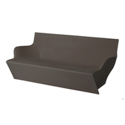 Marc Sadlerin suunnittelema kaunis ja sulavalinjainen KAMI YON Ruskea Sohva Chocolate Brown värillä.