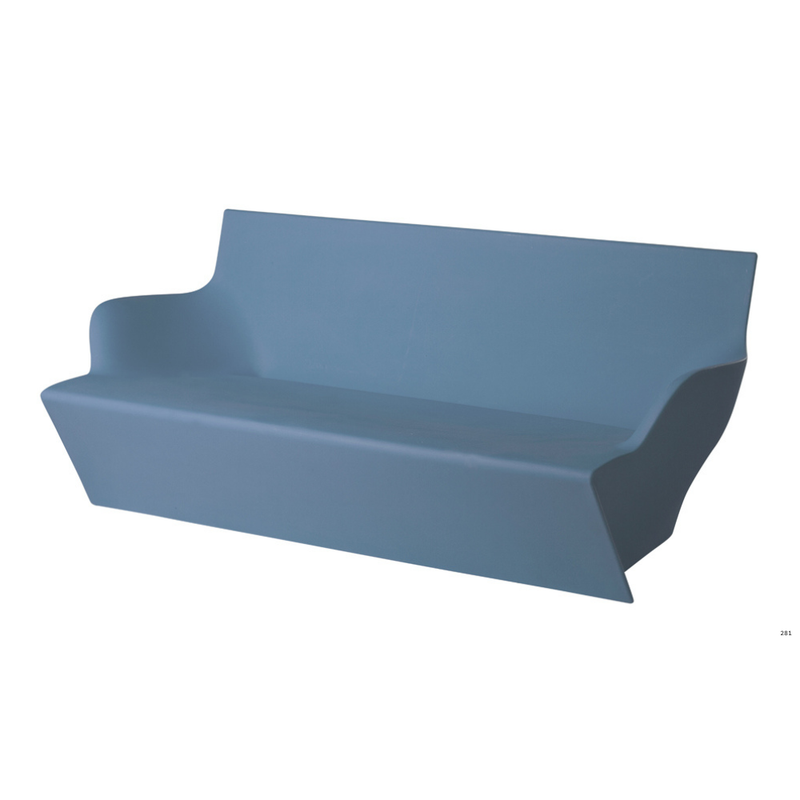 Marc Sadlerin suunnittelema kaunis ja sulavalinjainen KAMI YON Sininen Sohva Powder Blue värillä.