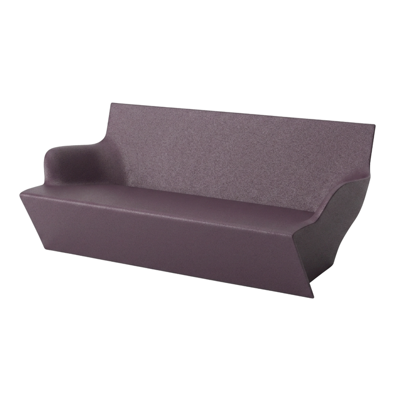 Marc Sadlerin suunnittelema kaunis ja sulavalinjainen KAMI YON Sohva Violetti Iris Violet värillä.