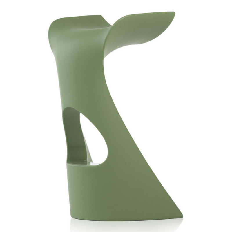 Karim Rashidin suunnittelema futuristinen ja sulavalinjainen KONCORD tuoli Malva Green värisenä.