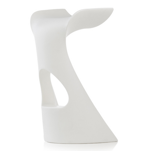 Karim Rashidin suunnittelema futuristinen ja sulavalinjainen KONCORD tuoli Milky White värisenä.