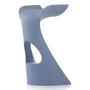 Karim Rashidin suunnittelema futuristinen ja sulavalinjainen Sininen KONCORD tuoli Powder Blue värisenä.